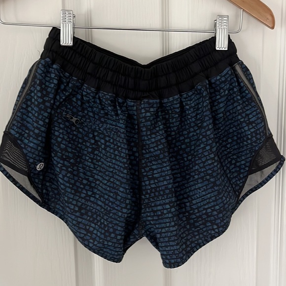 RARE Lululemon Hotty Hot Shorts Blue Black with Reflective Band 6 OP 68 - Picture 3 of 5